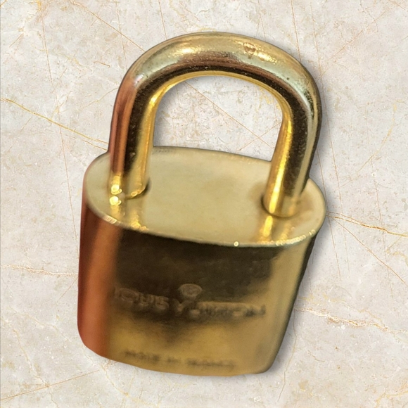 Louis Vuitton Lock and Key #309 Add a touch of luxury to your collection - Picture 4 of 5